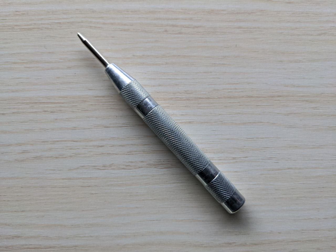 Stylo à ressort pour poiçonnage